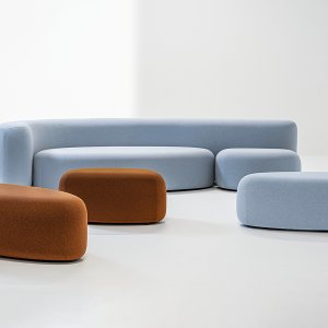 Os dois pufes encostados ao sofá Lisse, design de Sabine Marcelis