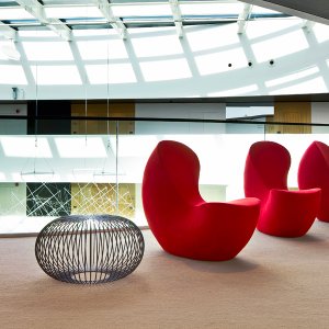 Vista de três quartos da poltrona Nautile LaCividina com revestimento escuro