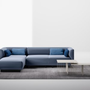 Biombo de madeira da LaCividina ao lado de sofás e assentos lounge