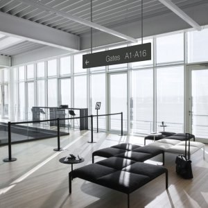 Sala de espera mobilada com a família ADD