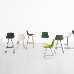Banco alto de design Miunn da Lapalma com concha de madeira curvada