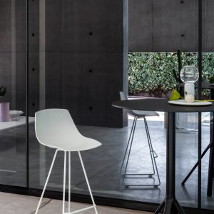 Cadeira Miunn com patim junto a uma mesa