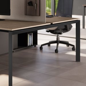 Desking-bench operativo 5th Element da Las Mobili sobre pernas ponte trapezoidais de aço estirado