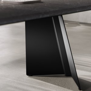 Mesa de apoio Monolith com tampo cerâmico Calacatta e pernas em V pretas