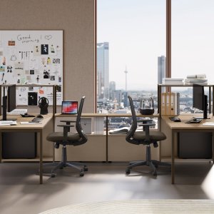 Piso open space equipado com postos operativos Sigma da Las Mobili