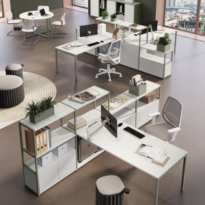Sistema de secretárias operativas Sigma da Las Mobili com workstations bench sobre pernas metálicas quadradas