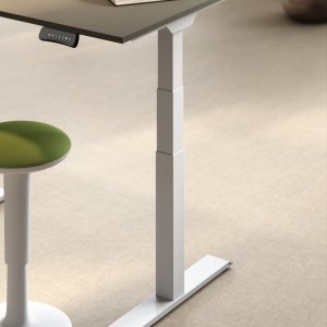 Painel COMFORT com funções de memória numa secretária UP Plus