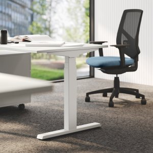 Piso open space equipado com postos sit-stand UP da Las Mobili