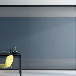 Divisória Simple Bold com vidro e painéis de madeira