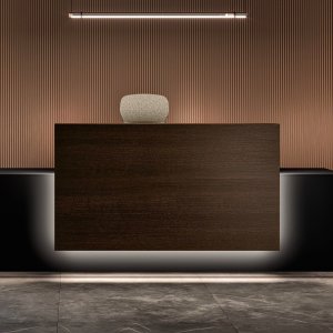Balcão de receção Lux da Bralco com luz LED perimetral