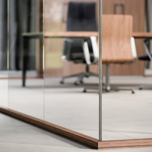 Grelha de ventilação em porta cega da divisória no sistema Quadrifoglio