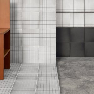 Parede de duche em Aurore Light Blue Grid S de Vincent Van Duysen