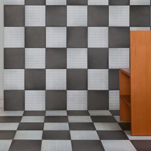 Aurore Light Grey Grid S e Grid L nas casas de banho da direção
