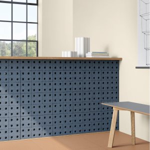 Parede Bloc Grey atrás de uma mesa de reuniões