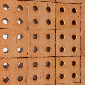 Parede Bloc a toda a altura sobre perfis de madeira