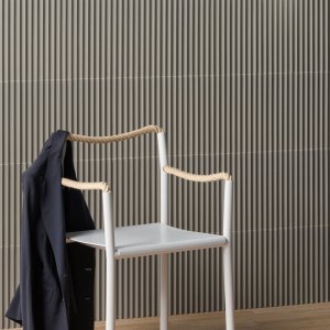 Receção com parede de fundo em Rombini da Mutina
