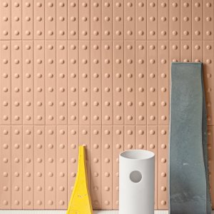 Punto Up Glossy Brun, listelo castanho craquelé da Mutina