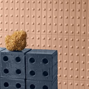 Parede revestida com listelos cerâmicos Punto da Mutina, textura em relevo