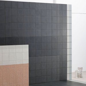Peça Base Black da coleção Tape da Mutina