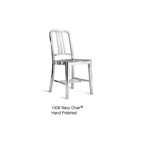 Cadeira Navy da Emeco levantada com uma mão, 3 kg