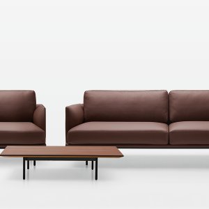 Pouf New York da Quinti de 100 por 80 cm diante do sofá