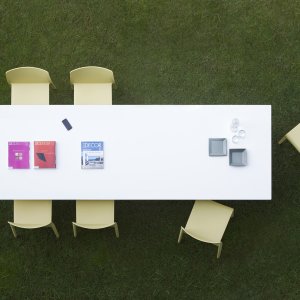 Perna em cavalete da Arki-Table com acabamento BI100E para exterior