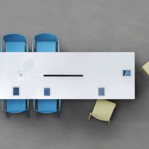 Mesa de reunião Arki-Table da Pedrali num terraço com pintura a pó para exterior