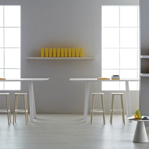 Sala de reuniões com uma Arki-Table 360×120 e cadeiras