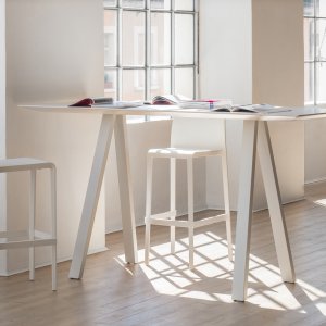 Moldura em alumínio extrudido que suporta o tampo da Arki-Table