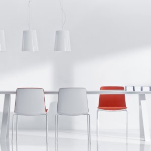 Perna em cavalete de tubo de aço 80×40 mm da mesa Pedrali Arki-Table