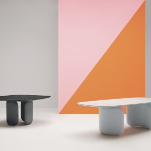 Sala de reuniões com poltronas Elinor à volta da mesa Elinor