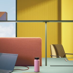 A mesa redonda Rizz de 159 cm de diâmetro com tampo em aglomerado de mármore