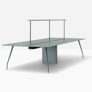 Mesa de exterior Rizz da Pedrali com laminado de exterior num terraço