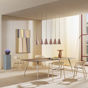 Rizz Workstation para quatro com painéis fonoabsorventes e a ponte de luz K_LUCE