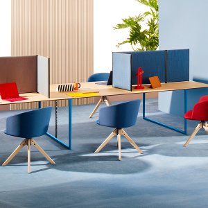 Toa da Pedrali, design de Robin Rizzini, numa sala de reuniões para oito