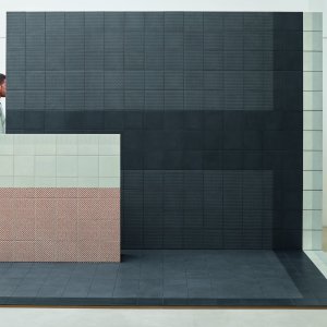 Assentamento de Tape Mutina com padrões misturados em grés porcelânico vidrado