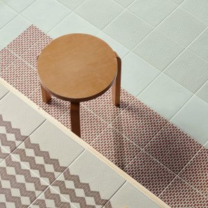 Padrão Cobble Blue da coleção Tape em grés vidrado