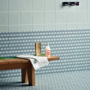 Esplanada com transição de meio padrão da coleção Tape da Mutina