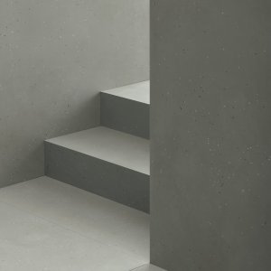 Pavimento Primavera Nero com parede Grigio e poltrona de couro