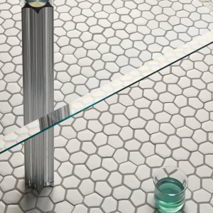 Parede de mosaico Botanica da Mutina com elementos orgânicos White