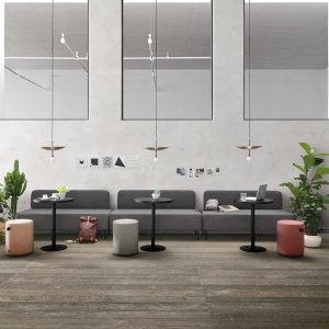 Personal Storage com rodas sob uma secretária Pigreco