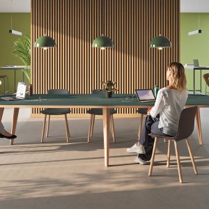 Mesa trapezoidal Pigreco com tampos recortados
