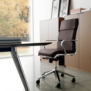The Season de encosto médio em tecido cinzento à volta de uma mesa de reuniões