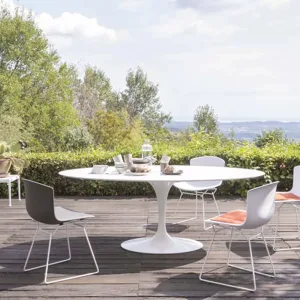 Pé central da mesa Saarinen de Eero Saarinen, sem pernas sob o tampo