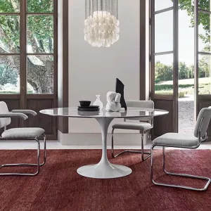 Mesa de apoio da família Saarinen da Knoll junto a um sofá de espera