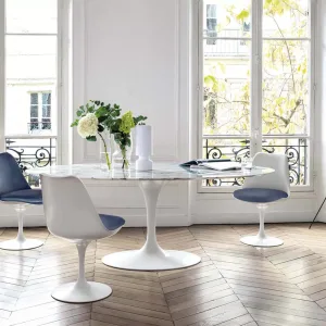 Mesa Saarinen com cadeiras Tulip numa sala de reuniões
