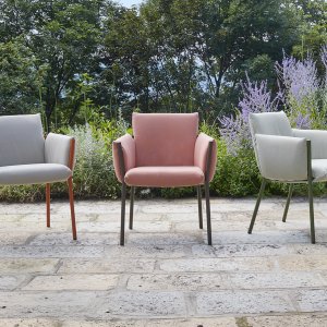 Cadeira de design Brezza com estrutura em tubo de aço