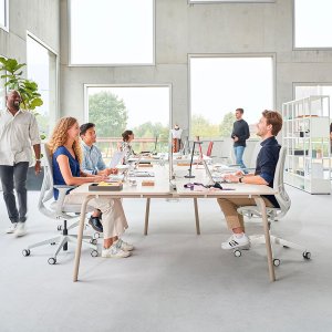 Cadeiras se:air à volta de uma mesa de sala de seminários