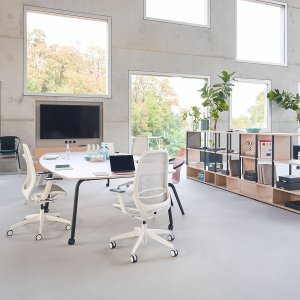Fila de cadeiras giratórias se:air numa bancada de hot desking