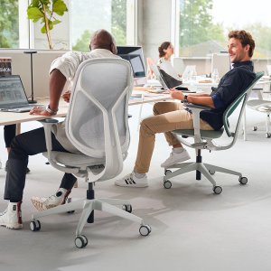 Cadeiras de escritório se:kit com encosto estofado sálvia à volta de um bench de seis postos